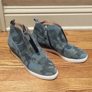 Linea Paolo Felicia Suede Gray Camo Wedge Sneaker Women's 8.5